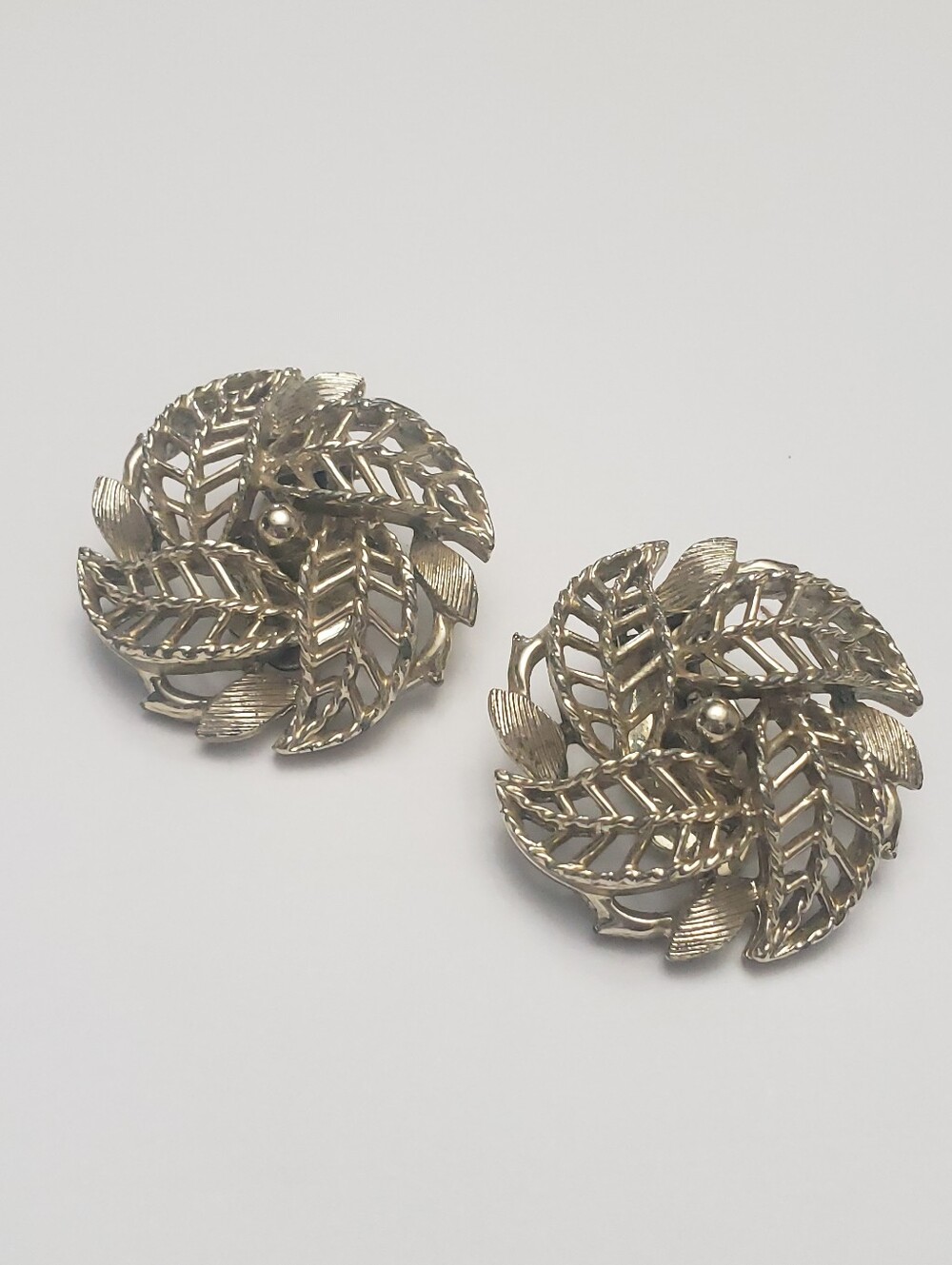 Vintage LISNER Goldtone Clip On Earrings Leaves